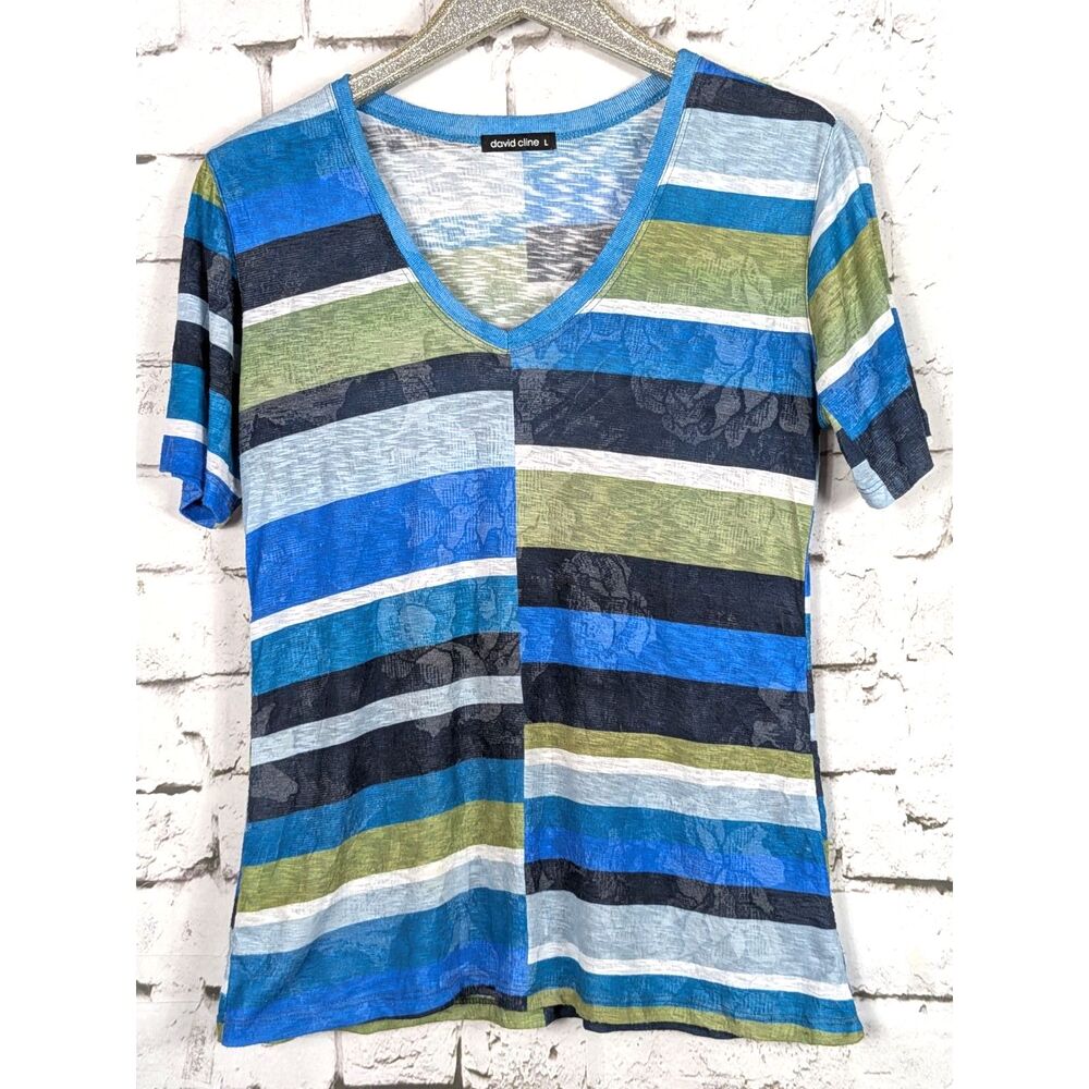 DAVID CLINE Crushed Knit V-Neck Tee in Oxygen Floral Embossed Striped Large